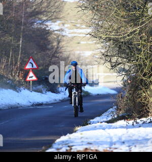 Escursioni in bicicletta in salita in inverno, Chiltern Hills, Ivinghoe, Buckinghamshire, Inghilterra, Regno Unito Foto Stock