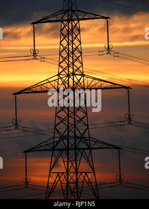 Tramonti dorati e elettricità Torre del pilone, Bedfordshire, England, Regno Unito Foto Stock