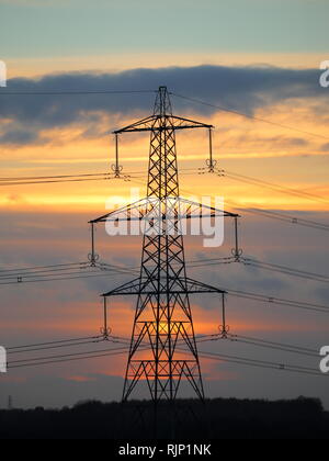 Tramonti dorati e elettricità Torre del pilone, Bedfordshire, England, Regno Unito Foto Stock