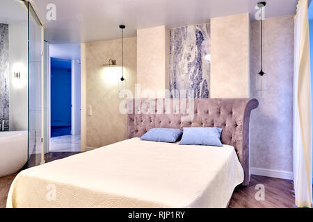 Grande letto matrimoniale di lusso elegante camera da letto Foto Stock