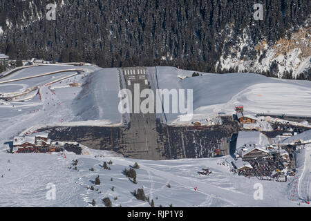 Courchevel Altiport (francese: Altiport de Courchevel) è un altiport serve Courchevel, una località sciistica nelle Alpi francesi. Foto Stock