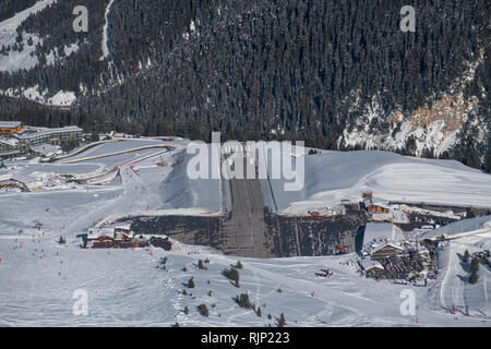 Courchevel Altiport (francese: Altiport de Courchevel) è un altiport serve Courchevel, una località sciistica nelle Alpi francesi. Foto Stock
