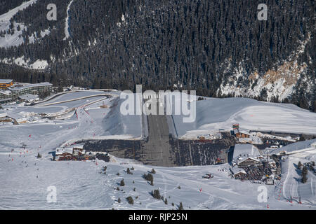 Courchevel Altiport (francese: Altiport de Courchevel) è un altiport serve Courchevel, una località sciistica nelle Alpi francesi. Foto Stock