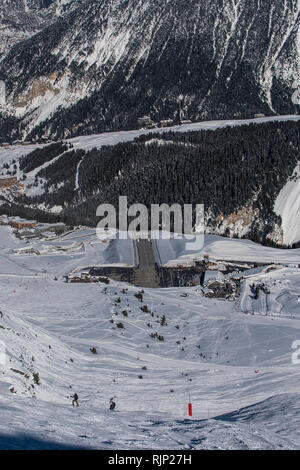 Courchevel Altiport (francese: Altiport de Courchevel) è un altiport serve Courchevel, una località sciistica nelle Alpi francesi. Foto Stock