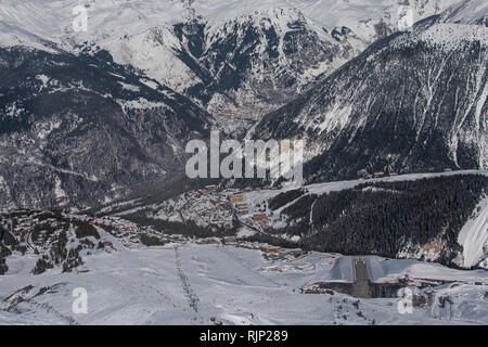 Courchevel Altiport (francese: Altiport de Courchevel) è un altiport serve Courchevel, una località sciistica nelle Alpi francesi. Foto Stock