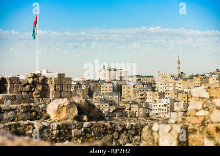 Vista mozzafiato dello skyline di un visto dalla cittadella di Amman in Giordania. La Cittadella di Amman è un sito storico nel cuore del centro di Amman, Giordania. Foto Stock