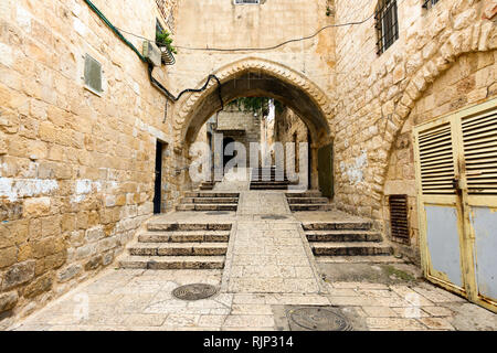 Vista incredibile di un piccolo vicolo circondato dalle mura della città vecchia di Gerusalemme, Israele. Foto Stock