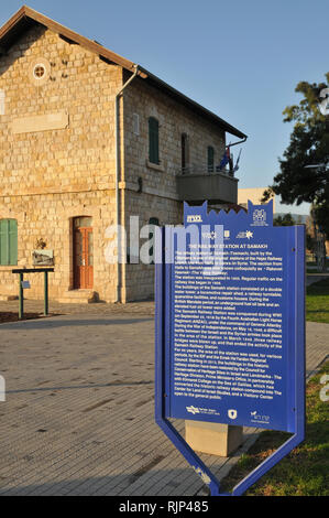 Recentemente restaurato ottomano stazione ferroviaria a Tzemach (Samakh) sulla sponda meridionale del lago di Galilea, Israele (inaugurato nel 1905) Foto Stock