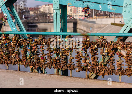 Migliaia di lucchetti sulla maggior parte Tumski bridge, lasciato da coppie di mostrare il loro amore, Wrocław, Wroclaw, Wroklaw, Polonia Foto Stock