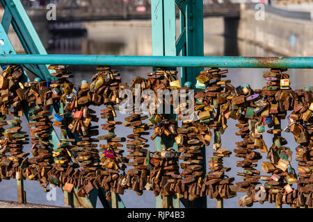 Migliaia di lucchetti sulla maggior parte Tumski bridge, lasciato da coppie di mostrare il loro amore, Wrocław, Wroclaw, Wroklaw, Polonia Foto Stock