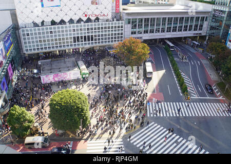 Vista in elevazione di una folla di pedoni che attraversano un modo quattro strisce pedonali nel centro di Tokyo, Giappone Foto Stock