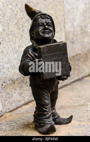 Uno degli gnomi in ottone (krasnale, krasnoludki) a Wrocław, Wroklaw, Polonia Foto Stock