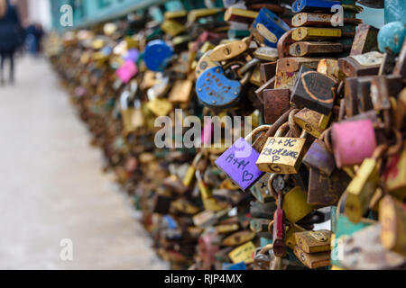 Migliaia di lucchetti sulla maggior parte Tumski bridge, lasciato da coppie di mostrare il loro amore, Wrocław, Wroclaw, Wroklaw, Polonia Foto Stock