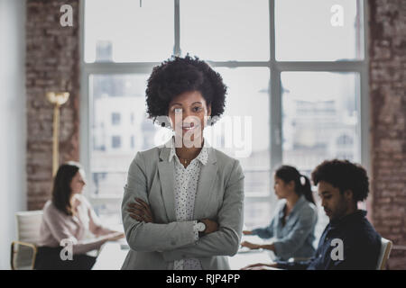 Ritratto di African American imprenditrice con i suoi dipendenti Foto Stock