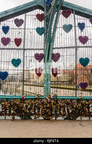 Migliaia di lucchetti sulla maggior parte Tumski bridge, lasciato da coppie di mostrare il loro amore, Wrocław, Wroclaw, Wroklaw, Polonia Foto Stock