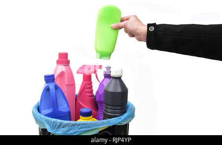 Mettere mano una bottiglia di plastica in un contenitore di riciclaggio Foto Stock