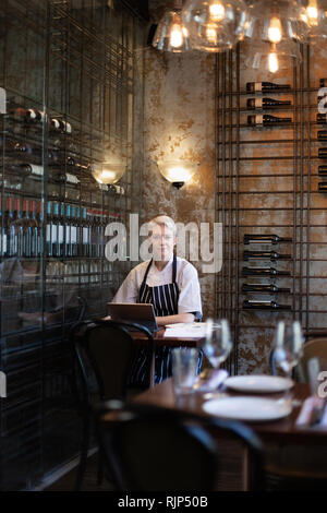 Ritratto di donna chef e proprietario del ristorante Foto Stock