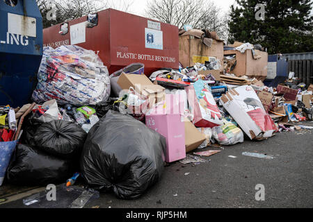 Post Christmas spazzatura per riciclaggio di pile fino al punto di riciclaggio in Sainsburys parcheggio auto su Gallaghers Retail Park, Tewksbury Road, Cheltenham Pi Foto Stock