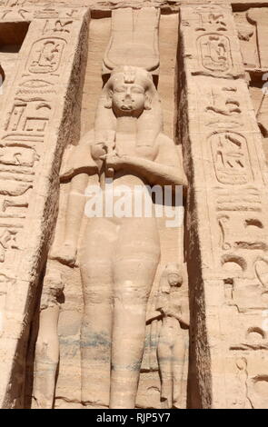 Una fotografia del tempio di Hathor e Nefertari, noto anche come il piccolo tempio. Il tempio è stato costruito circa un centinaio di metri a nord-est del tempio del faraone Ramesse II e dedicato alla dea Hathor e di Ramesse II capo della consorte, Nefertari, circa 1255 BC. Nefertari, noto anche come Nefertari Meritmut, era una regina egiziana e il primo del grande Royal mogli (o principal mogli) di Ramesse il grande. Foto Stock