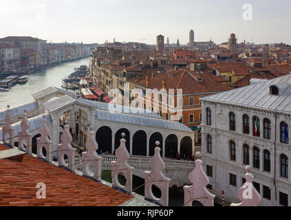 Skyline di Venezia, Italia, in un pomeriggio invernale , con il ponte di Rialto in primo piano Foto Stock