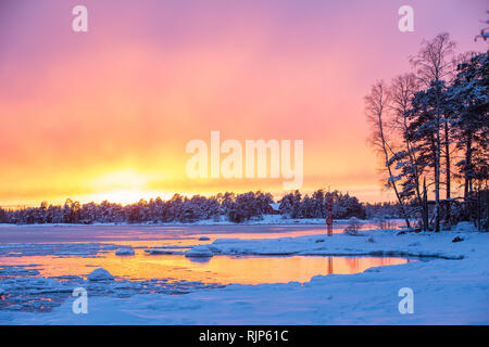 Suggestivo tramonto parzialmente congelati Haukilahti bay, Espoo, Finlandia, Europa Foto Stock