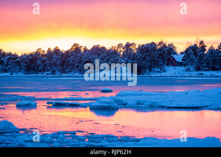 Suggestivo tramonto parzialmente congelati Haukilahti bay, Espoo, Finlandia, Europa Foto Stock