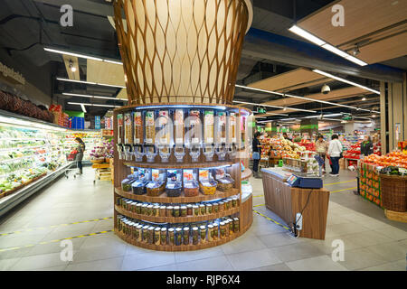 SHENZHEN, Cina - Febbraio 05, 2016: interno del blt market in ShenZhen. blt un acronimo di "vita migliore insieme" Foto Stock