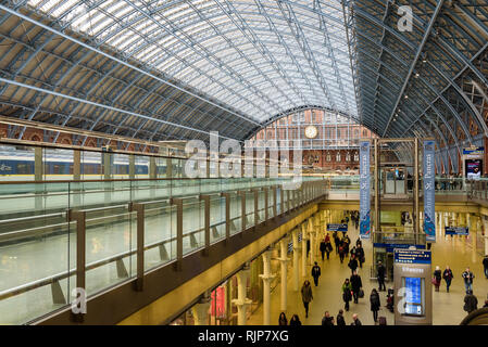 Vista interna della stazione ferroviaria internazionale di St Pancras Station, stazione terminale per i treni Eurostar da Londra a Parigi e a Bruxelles attraverso il tunnel sotto la Manica Foto Stock
