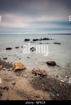 Spiaggia di ghiaia in Larod, Helsingborg, Svezia. Foto Stock