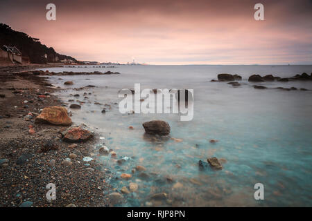 Spiaggia di ghiaia in Larod, Helsingborg, Svezia. Foto Stock