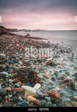 Spiaggia di ghiaia in Larod, Helsingborg, Svezia. Foto Stock