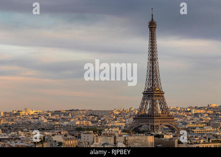 Sole del tardo pomeriggio rileva la Torre Eiffel dalla sommità del Arc de Triomphe ,Parigi,Francia Foto Stock