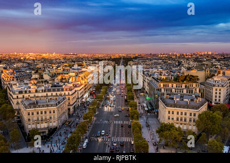 Guardando lungo Champs-Élysées verso Place de la Concorde dalla sommità del Arc de Triomphe , Parigi Foto Stock