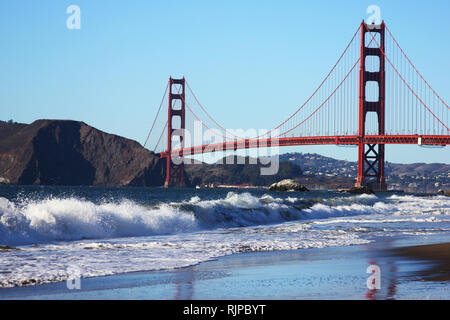 Baker Beach sotto il Golden Gate Bridge di San Francisco. California Foto Stock