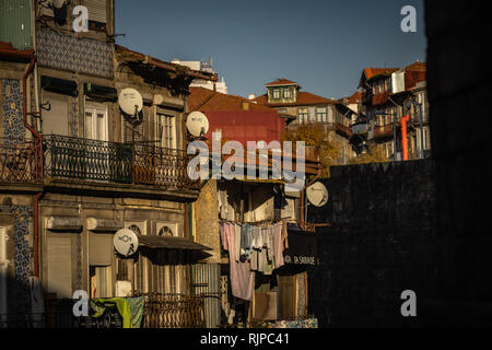 Strada di porto in Portogallo e typicall colorfull casa vecchia Foto Stock