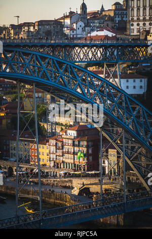 E typicall colorfull casa di porto in Portogallo verticale di Dom Luis bridge Foto Stock