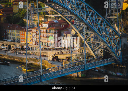 E typicall colorfull casa di porto in Portogallo verticale di Dom Luis bridge Foto Stock