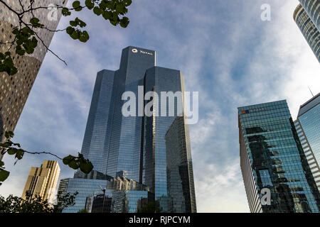 Tour Totale Totale o tower è un grattacielo ufficio situato nel quartiere La Défense, Courbevoie Foto Stock