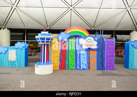 HONG KONG - Novembre 16, 2015: interni di Hong Kong International Airport. Essa è il principale aeroporto di Hong Kong. L'aeroporto è situato sull'isola Foto Stock