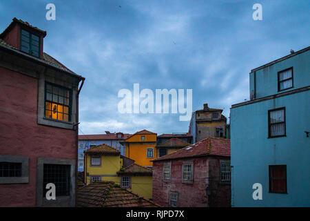 Colorfull house nella città di porto durante una giornata nuvolosa a twlight Foto Stock