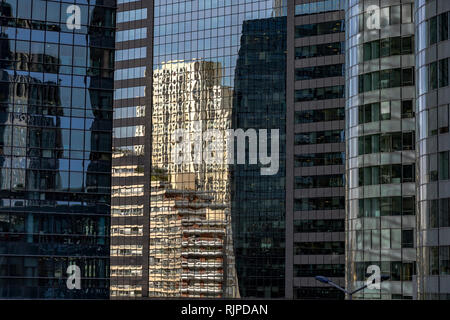 Riflessioni in Windows di un alto edificio di uffici La Défense , Parigi Foto Stock