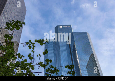 Tour Totale Totale o tower è un grattacielo ufficio situato nel quartiere La Défense, Courbevoie Foto Stock