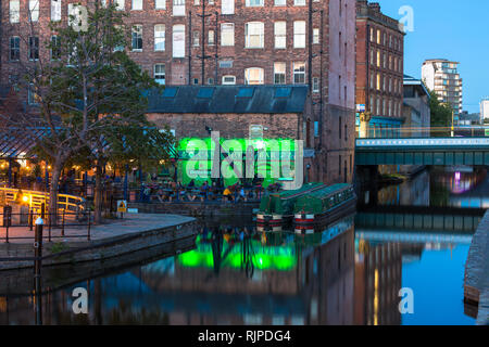 Chiatte ormeggiate su Nottingham canale esterno Il Canal House Bar e ristorante in Nottingham, Inghilterra , NEL REGNO UNITO Foto Stock