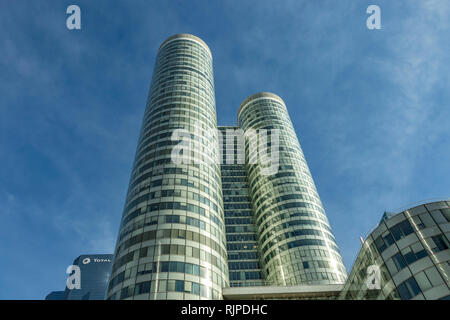 Coeur Défense è un ufficio grattacielo a La Défense, il grattacielo di quartiere degli affari a ovest di Parigi è un edificio con più spazio sul pavimento in Europa Foto Stock