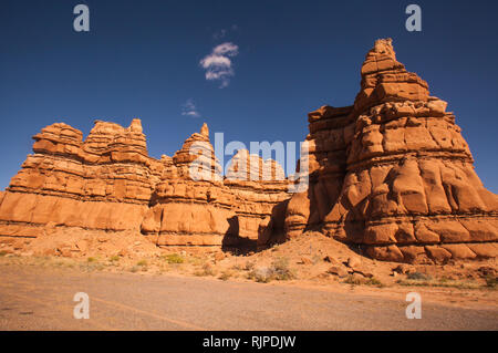 Strane formazioni rocciose sul percorso 24 Wayne County UT Foto Stock