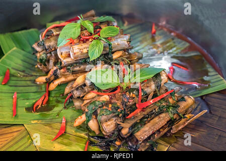Clam shell rasoio Solenidae agitare piccante con pasta e basilico Foto Stock