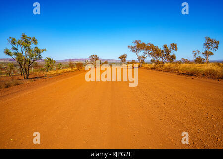 Sulla strada di ghiaia nel entroterra di Karijini National Park, Australia occidentale Foto Stock