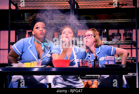 Marisha Wallace, Katherine McPhee e Laura Baldwin durante una chiamata multimediale per la new West End Musical "cameriera' all'Adelphi Theatre, nel filamento,central London. Foto Stock