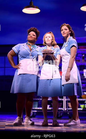 Marisha Wallace, Laura Baldwin e Katherine McPhee durante una chiamata multimediale per la new West End Musical "cameriera' all'Adelphi Theatre, nel filamento,central London. Foto Stock