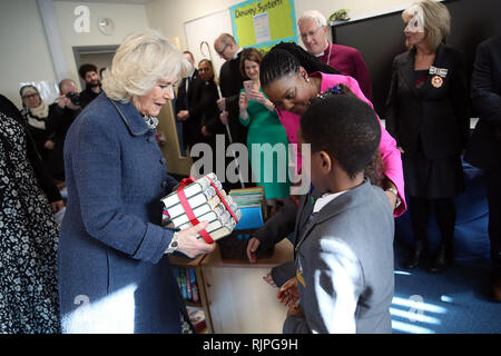 Londra, Inghilterra - 07 febbraio: Camilla, duchessa di Cornovaglia offre ai nuovi libri scolastici per la nuova Biblioteca di San Johns Angell città in febbraio 07, 2019 a Londra, Inghilterra. La duchessa di Cornovaglia si incontreranno la comunità locale gruppo durante la sua visita a St. Johns Angell chiesa del paese e della scuola primaria, incontrare i gruppi delle comunità locali e di aprire scuole nuova libreria. (Foto di Chris Jackson/Getty Images) Foto Stock